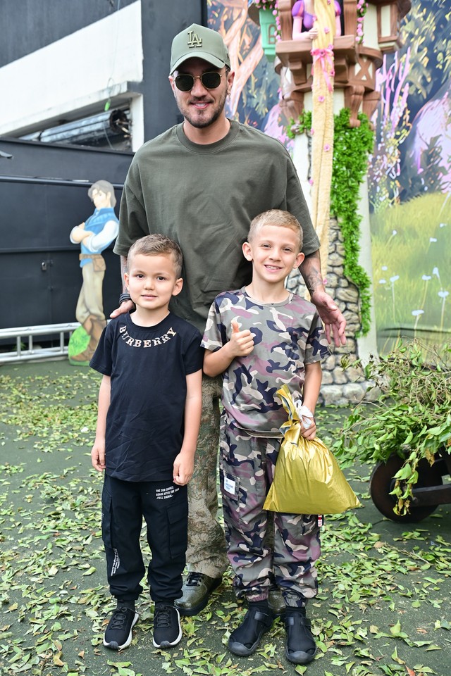 Separados, Zoo e Christian Figueiredo levam filhos à festa de filha de Lucas Bley e Lucas Rangel