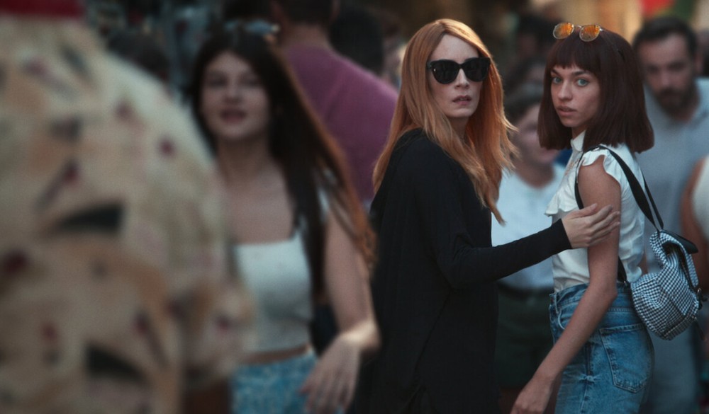Melisa Sözen e Eylül Tumbar em cena de De Quem Estamos Fugindo? — Foto: Divulgação/Netflix