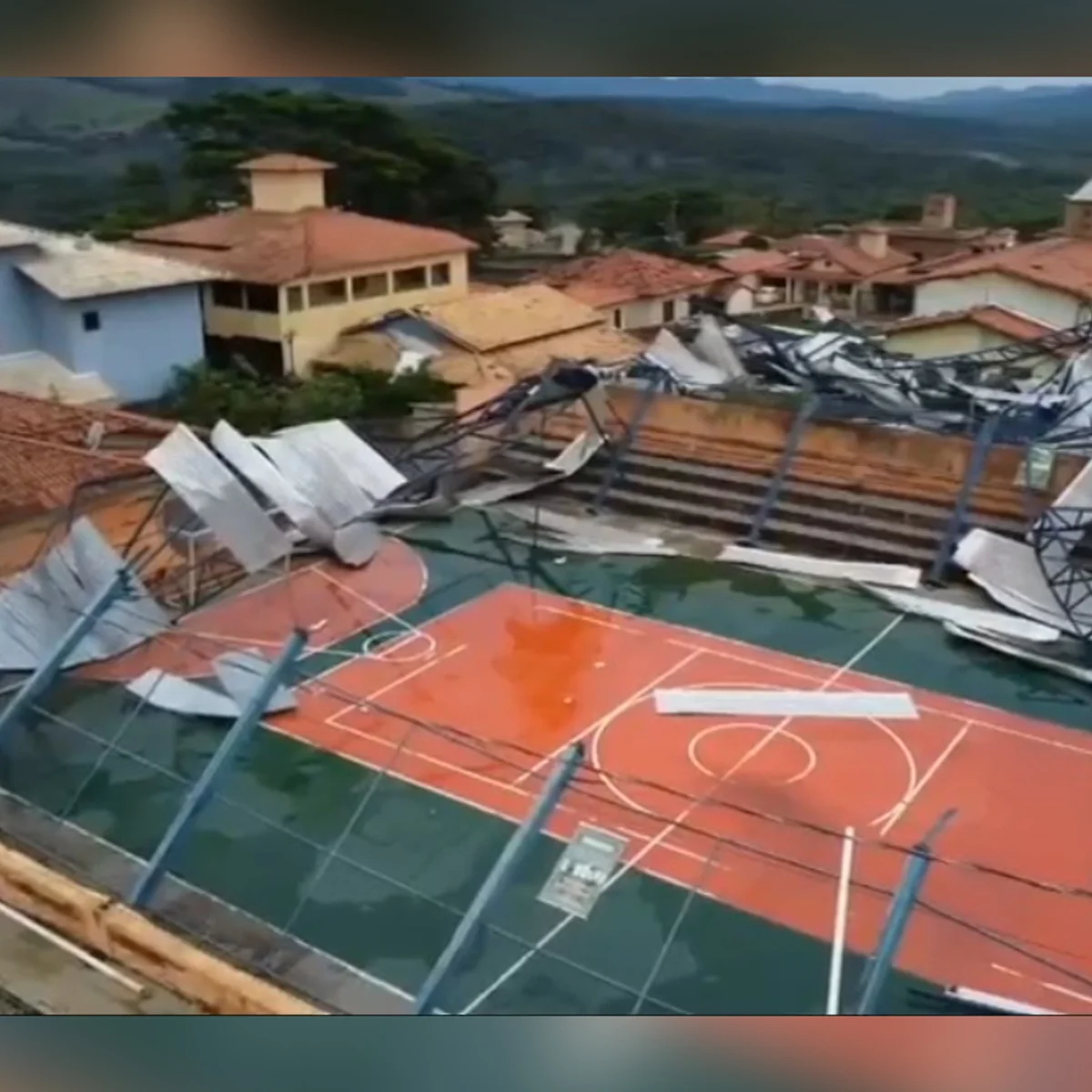 Cobertura de quadra desaba sobre casas e deixa moradores desalojados em MG