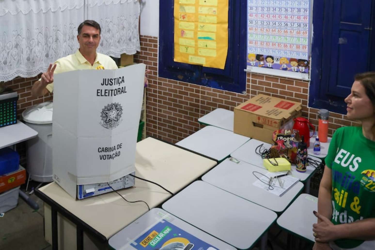 O candidato Fl&aacute;vio Bolsonaro na cabine de vota&ccedil;&atilde;o