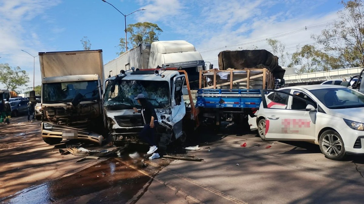 Acidente com 28 veículos interdita BR-040 em Nova Lima (MG)