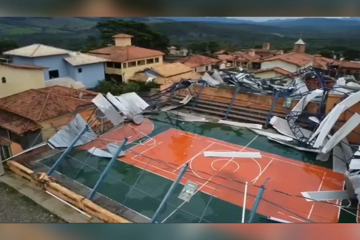 Temporal derruba cobertura de quadra sobre quatro casas em MG