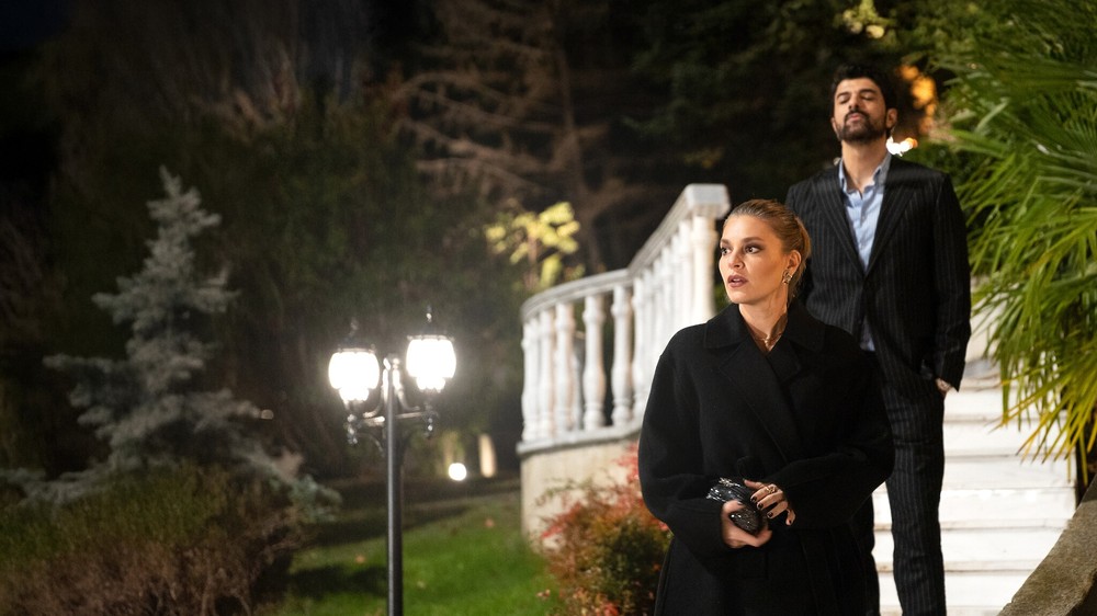 Aslı Enver e Engin Akyürek estrelam o sucesso turco Berço de Ouro — Foto: Divulgação/Netflix