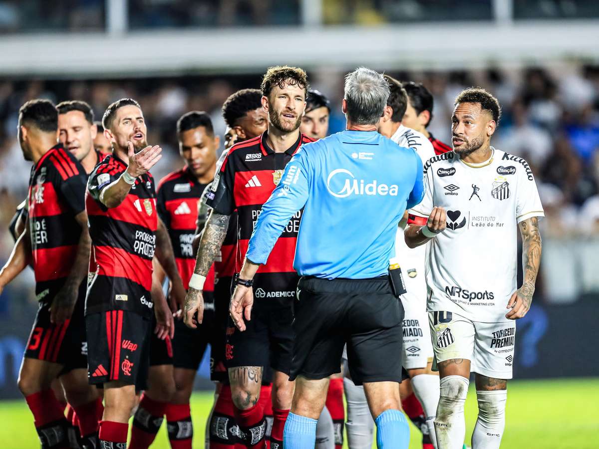 Torcedores do Flamengo reclamam de pênalti e entrada em Carrascal no jogo contra o Santos