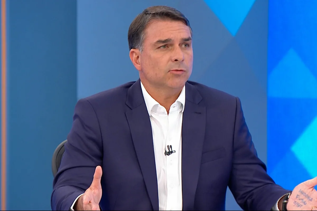 Flávio alega interferência judicial e censura para não ir a debate da Globo