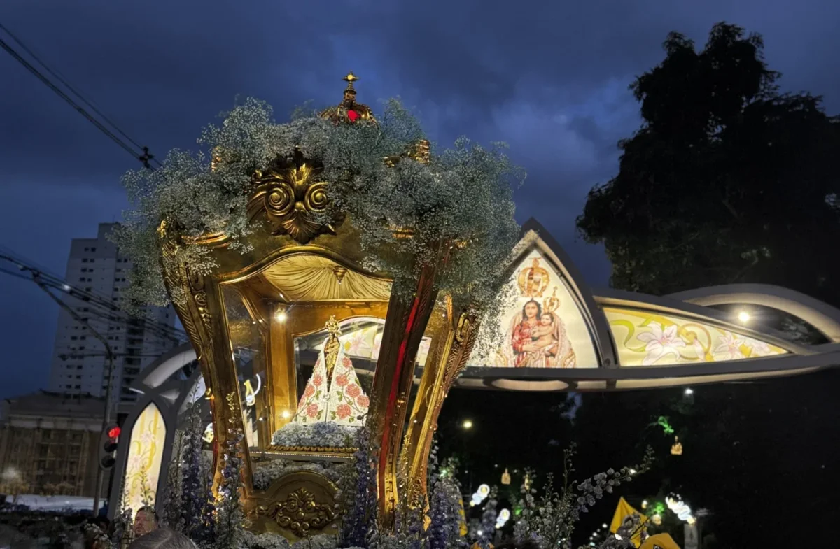 Milhares de devotos participam de romarias na véspera do Círio de Nazaré