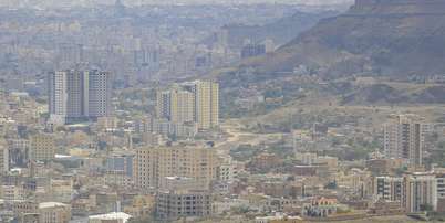 A capital do I&ecirc;men, Sanaa, voltou a mergulhar na guerra em julho, ap&oacute;s anos de calma, sendo arrastada para o conflito regional desencadeado pela ofensiva dos EUA e de Israel contra o Ir&atilde;, que teve in&iacute;cio no final de fevereiro. Foto de 2 de outubro de 2026. Foto: &copy; Mohammed Huwais / AFP / RFI