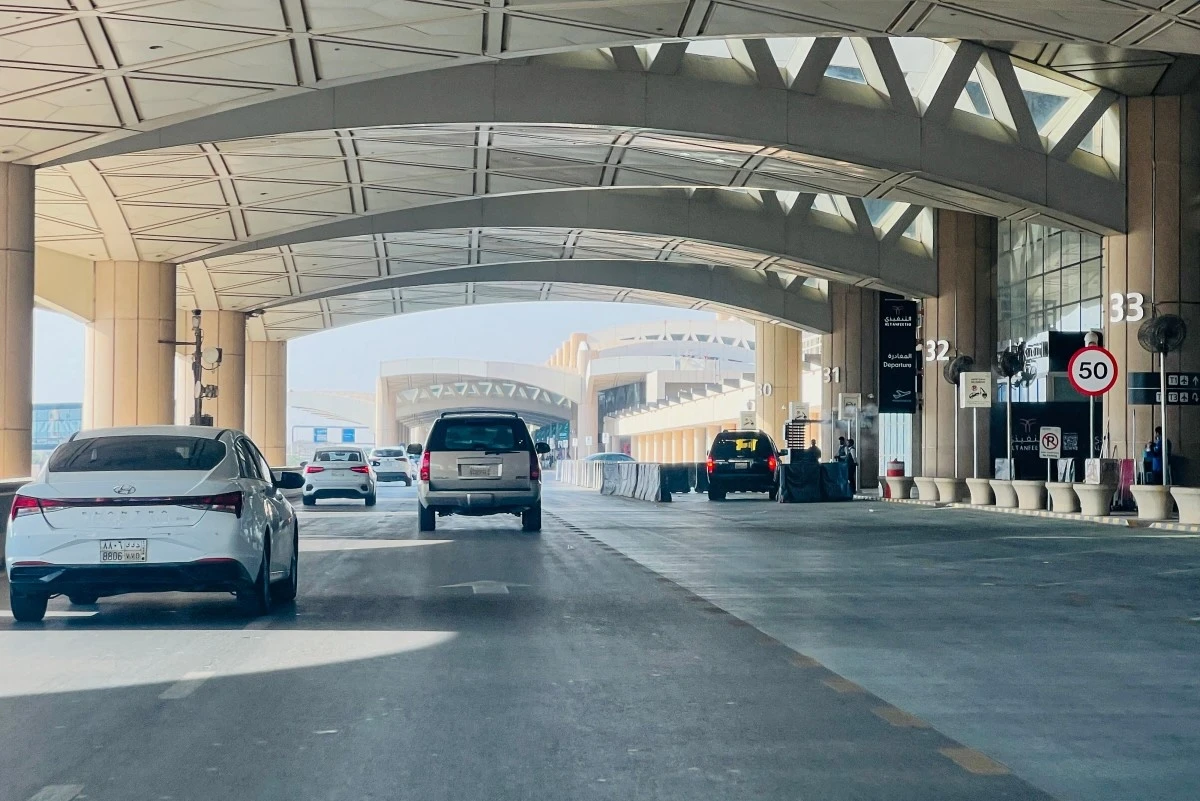 A indignação internacional cresce após o ataque letal dos Houthis ao aeroporto de Riade