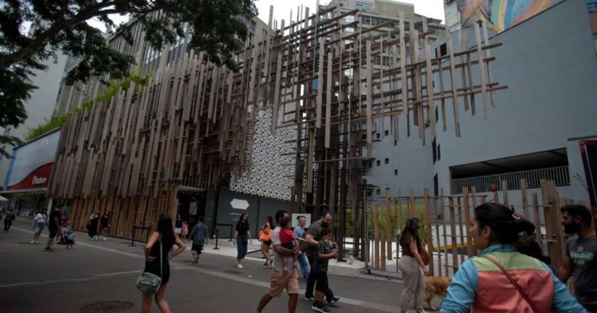 Explosão em bueiro deixa 3 feridos na Avenida Paulista