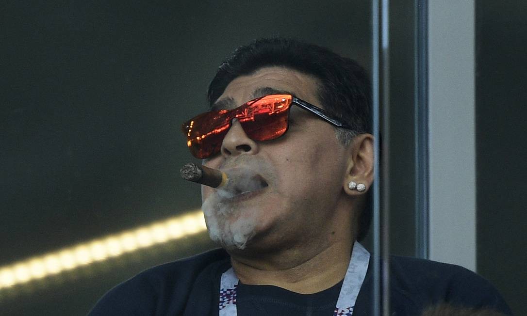 Diego Maradona fuma um charuto durante partida de futebol do Grupo D da Copa do Mundo da Rússia 2018 entre Argentina e Islândia, no Estádio Spartak, em Moscou — Foto: Juan Mabromata/AFP