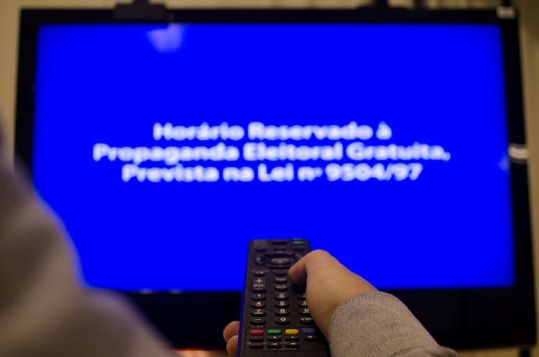 Horário eleitoral deve acabar? Especialistas explicam por que a TV e rádio ainda importam