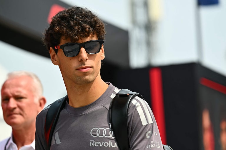 Bortoleto pede desculpas a Sainz por acidente: ‘acabou com minha corrida e a dele’