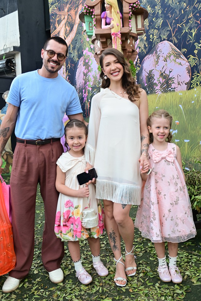 Separados, Zoo e Christian Figueiredo levam filhos à festa de filha de Lucas Bley e Lucas Rangel