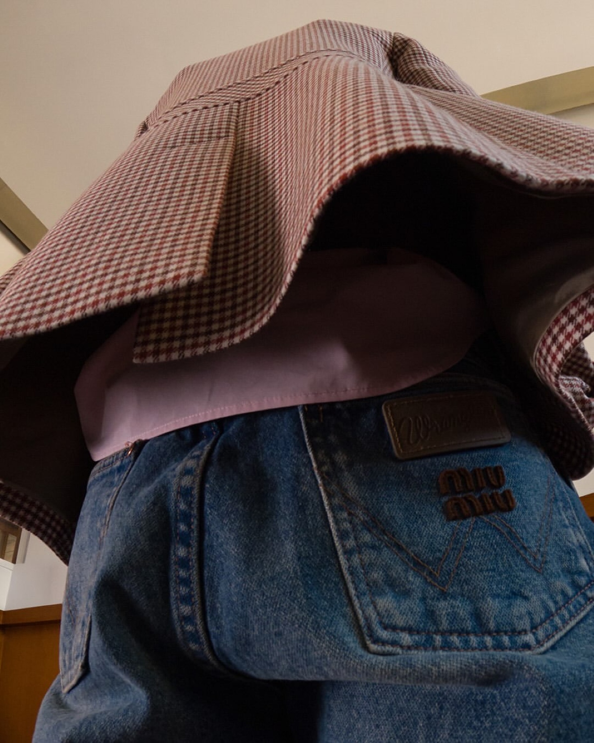 Miu Miu revela parceria com Wrangler e apresenta jeans vintage em Paris