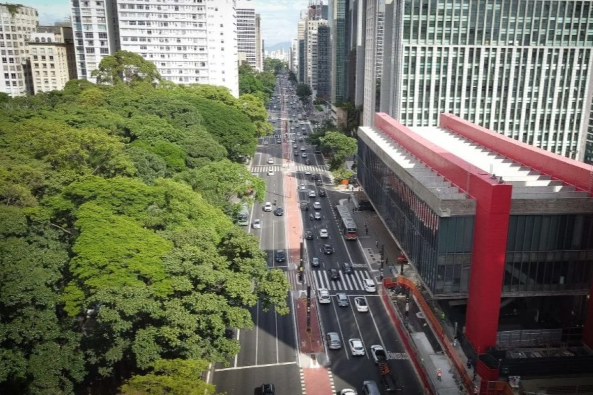 Imagem colorida mostra a avenida paulista em dia de calor em São Paulo - Metrópoles
