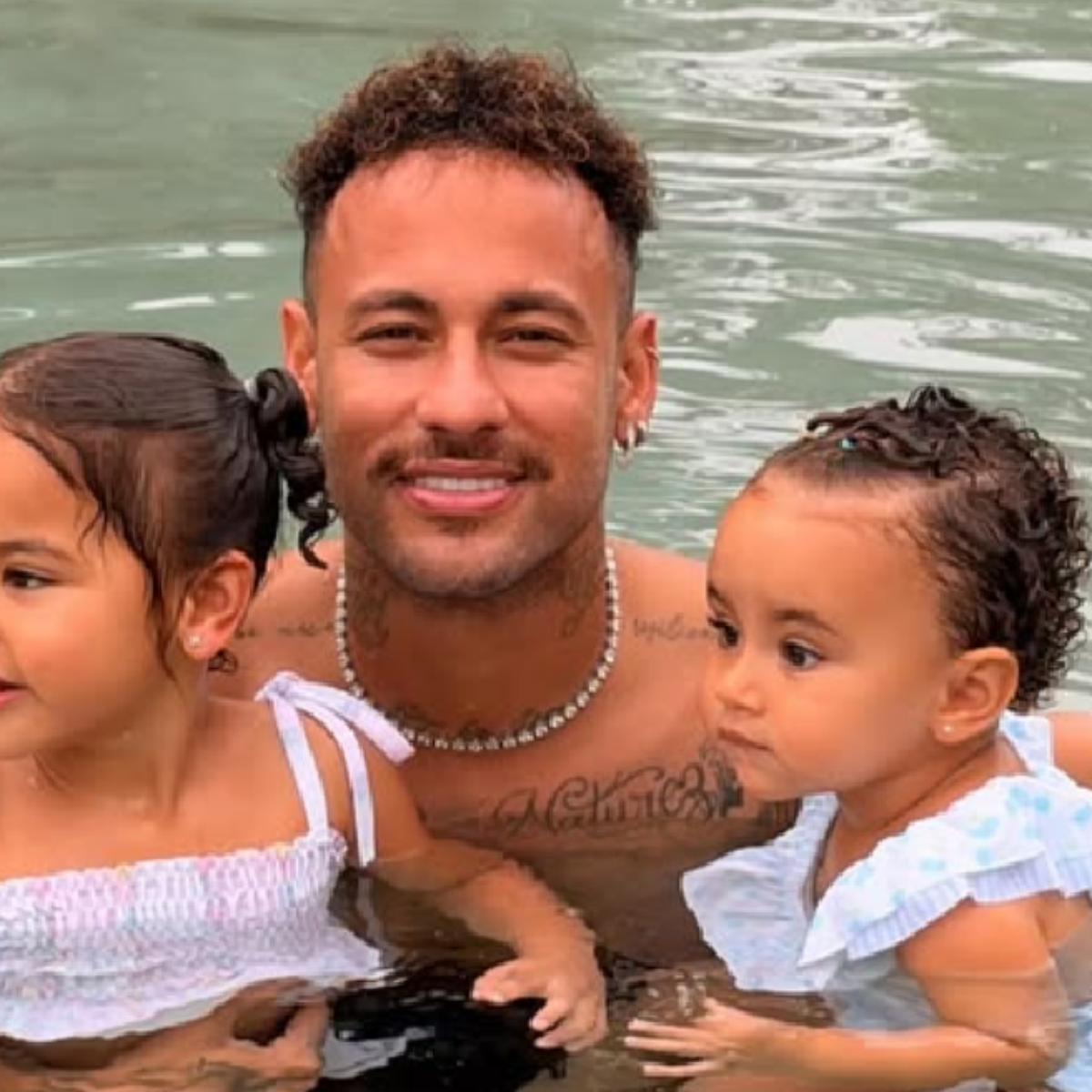 Neymar curte Dia das Crianças com Mavie e Mel em lago de mansão em Mangaratiba